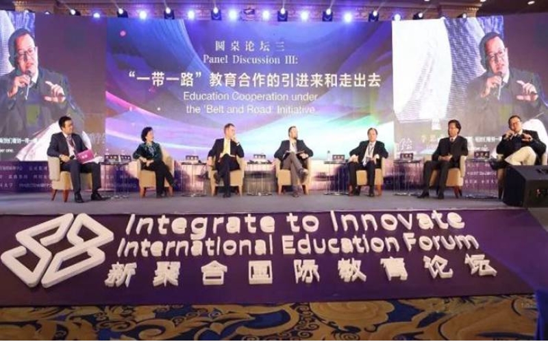 參加敦煌教育文化論壇專家學(xué)者考察我市教育文化工作